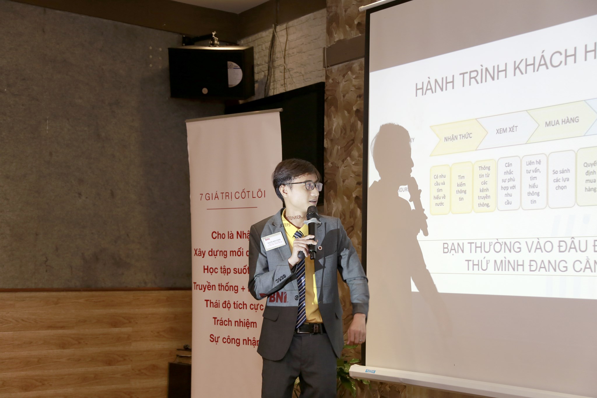 CEO ETI.VN chia sẻ cho doanh nghiệp tại Bình Dương về hành trình khách hàng